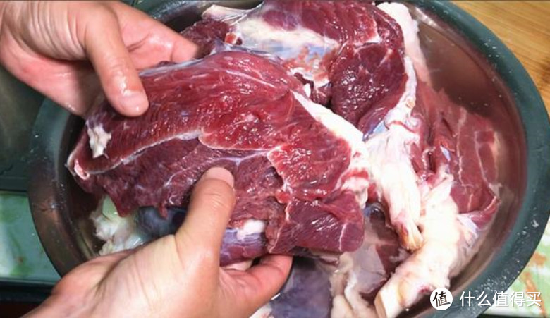 炖牛肉不要直接焯水，多了这1步，肉香嫩又红亮